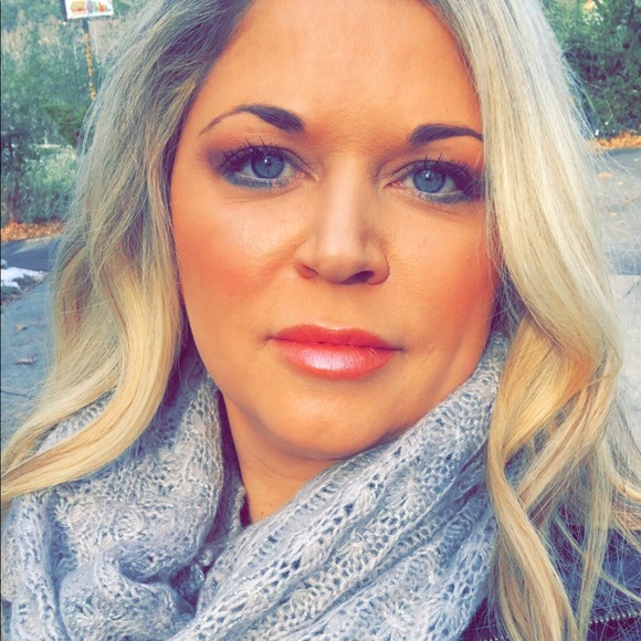 Meet your Posher, Christina - Picture 2 of 3